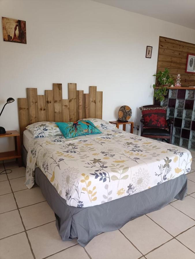 Grand Studio En Bas De Villa Avec Vue Sur Mer Au Carbet Le Carbet Buitenkant foto